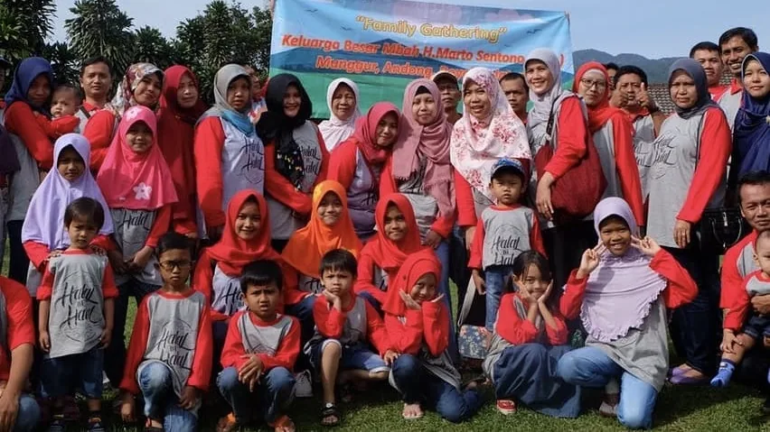 Foto klien Kaka Konveksi: keluarga berkaos merah abu