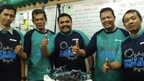 Foto klien Kaka Konveksi: tim berkaos hitam dan hijau